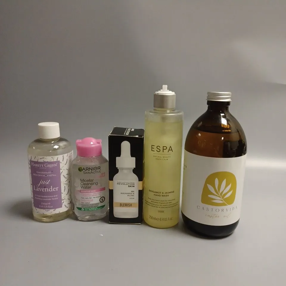 LOT OF APPROXIMATELY 20 COSMETICS ITEMS TO INCLUDE SHAMPOO , HAND WASH , BLEMISH