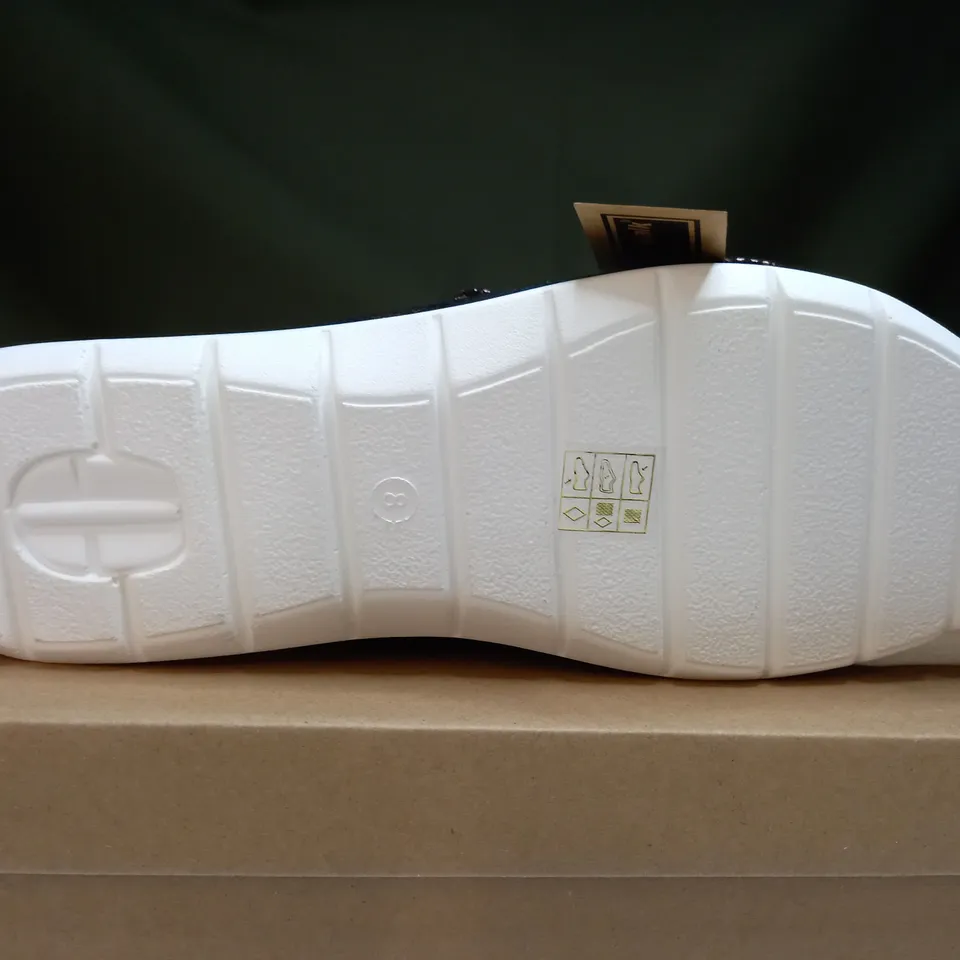 BOXED PAIR OF CUSHION WALK STRAPPY SANDALS - SIZE 8