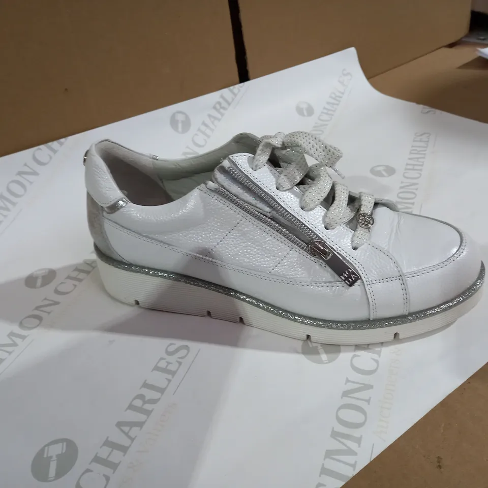 MODA WHITE  TRAINERS SIZE 5