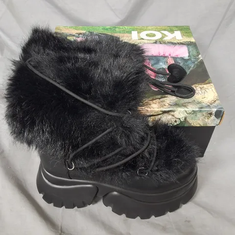 BOXED KOI MIDNIGHT SASQUATCH FLUFFY SNOW BOOTS IN BLACK - UK 6