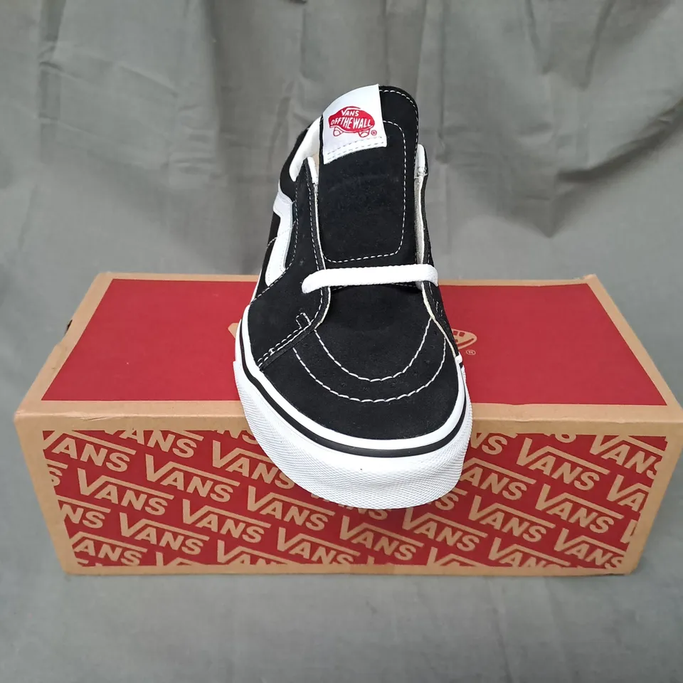 BOXED PAIR OF VANS SK8-LOW SHOES IN BLACK/WHITE UK SIZE 6