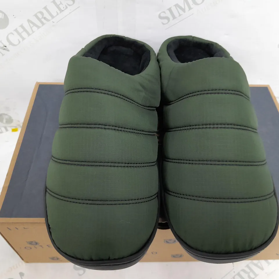BOXED PAIR OF VOITED SLIP ON SLIPPERS IN TREE GREEN - MEDIUM