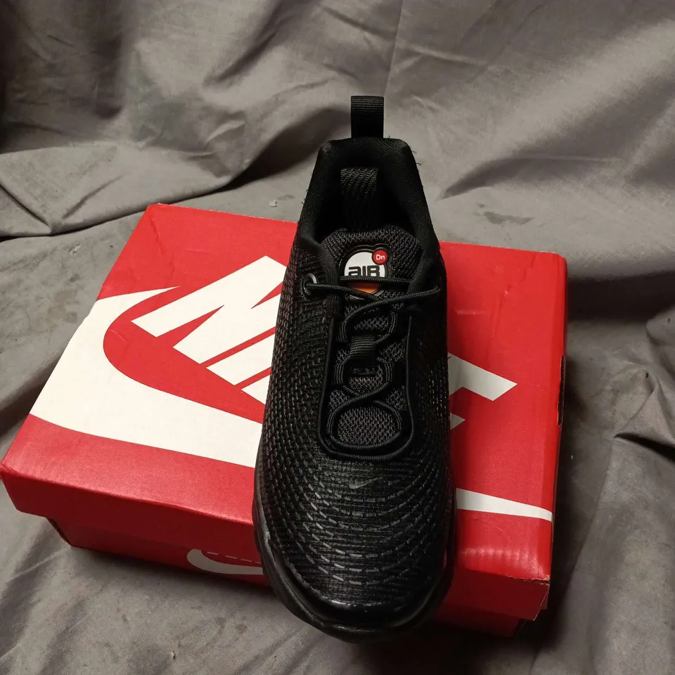 KIDS NIKE AIR MAX DN PS - BLACK/GREEN SHOCK-RACER BLUE MESH TRAINERS - KIDS UK SIZE 13