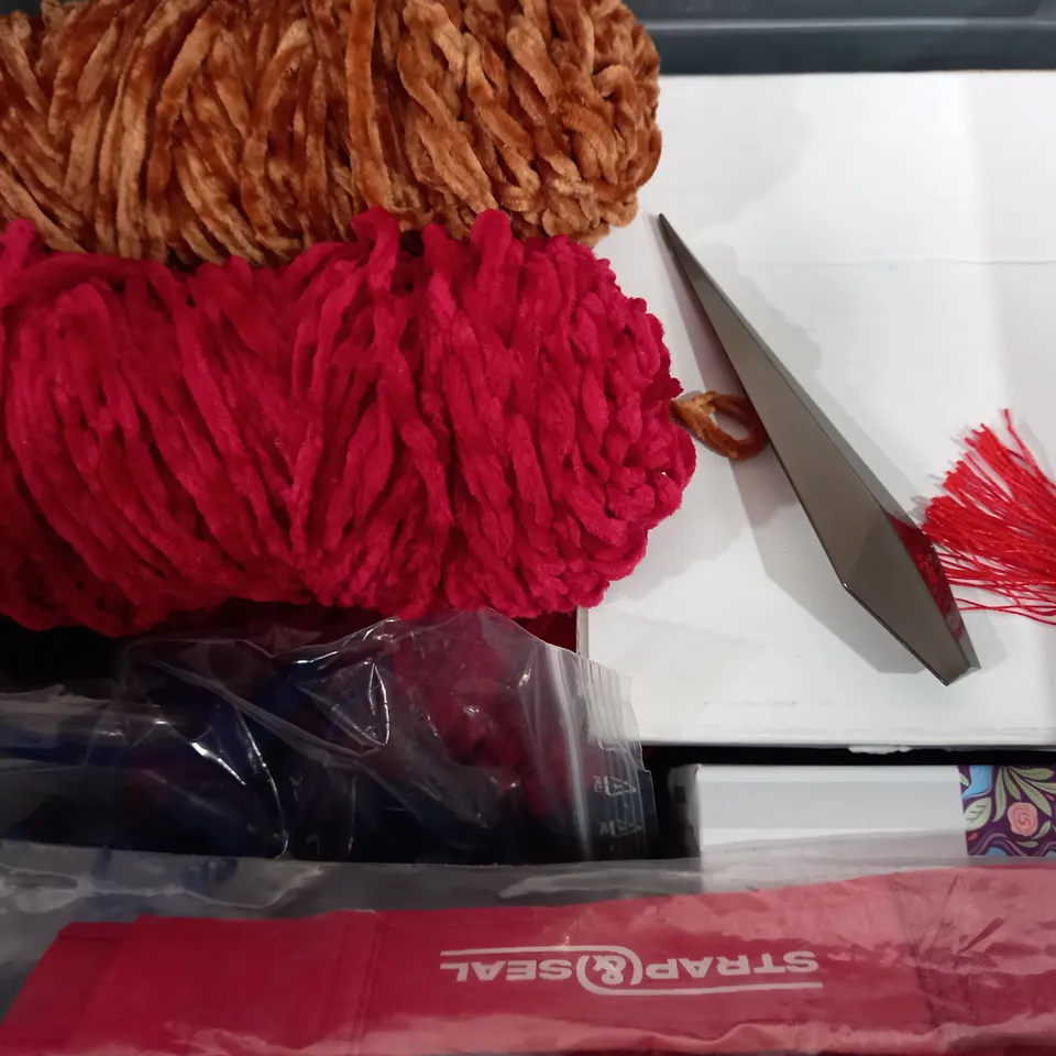 BOX OF APPROXIMATELY 6 ASSORTED ITEMS TO INCLUDE - ASMA +ME - TELESCOPE - SCENTSY WIRE YOU BRUSHING ECT