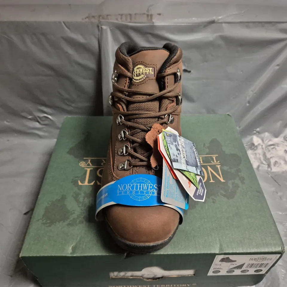 BOXED PAIR OF NORTHWEST TERRITORY IN BROWN - UK 7