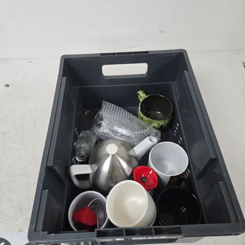 TOTE OF APPROXIMATELY 8 ASSORTED ITEMS TO INCLUDE: MINIATURE MEN SALT AND PEPPER SHAKERS 