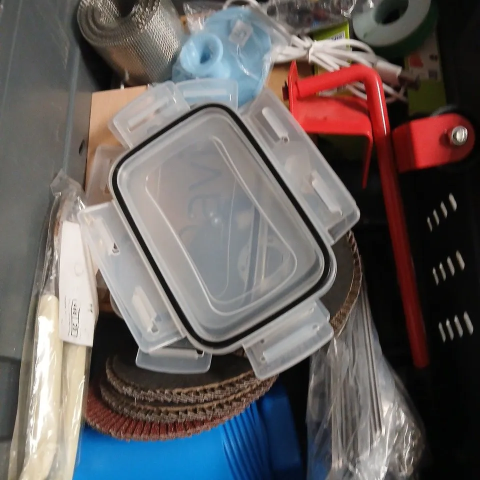 APPROXIMATEY 15 HOUSEHOLD ITEMS TO INCLUDE FAB TUMBLER, DUCK ORNAMENT AND KEYCHAIN LIGHT