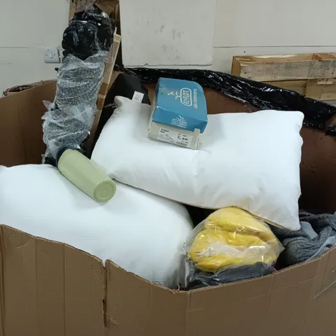 PALLET TO CONTAIN A LARGE AMOUNT OF ASSORTED ITEMS TO INCLUDE DRINKING BOTTLE, SHOES, CLOTHING, PILLOWS ETC