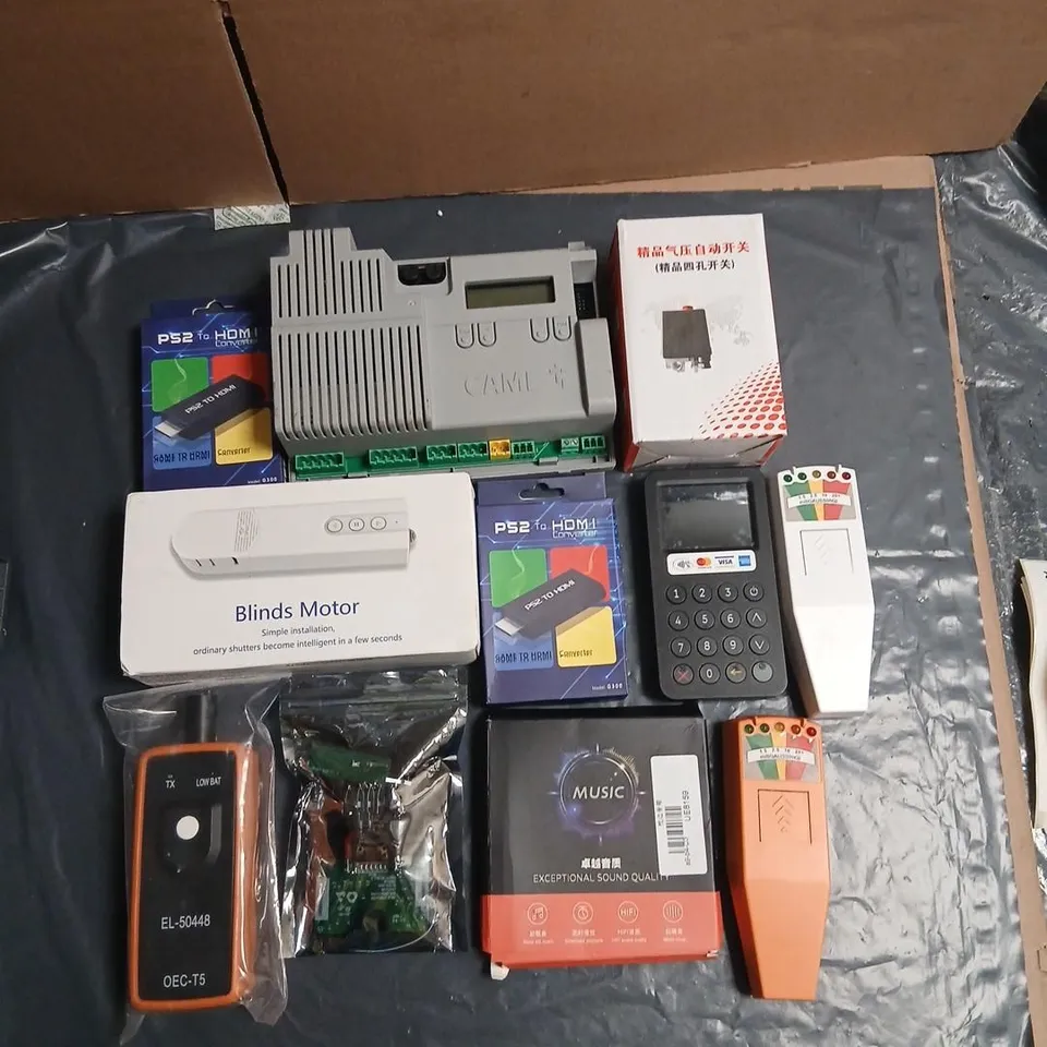 ASSORTED ELECTRONICS & HOME AUTOMATION COMPONENTS – MIXED LOT TO INCLUDE; PS2 TO HDMI CONVERTER, BLINDS MOTOR AND SLEEP SPEAKER