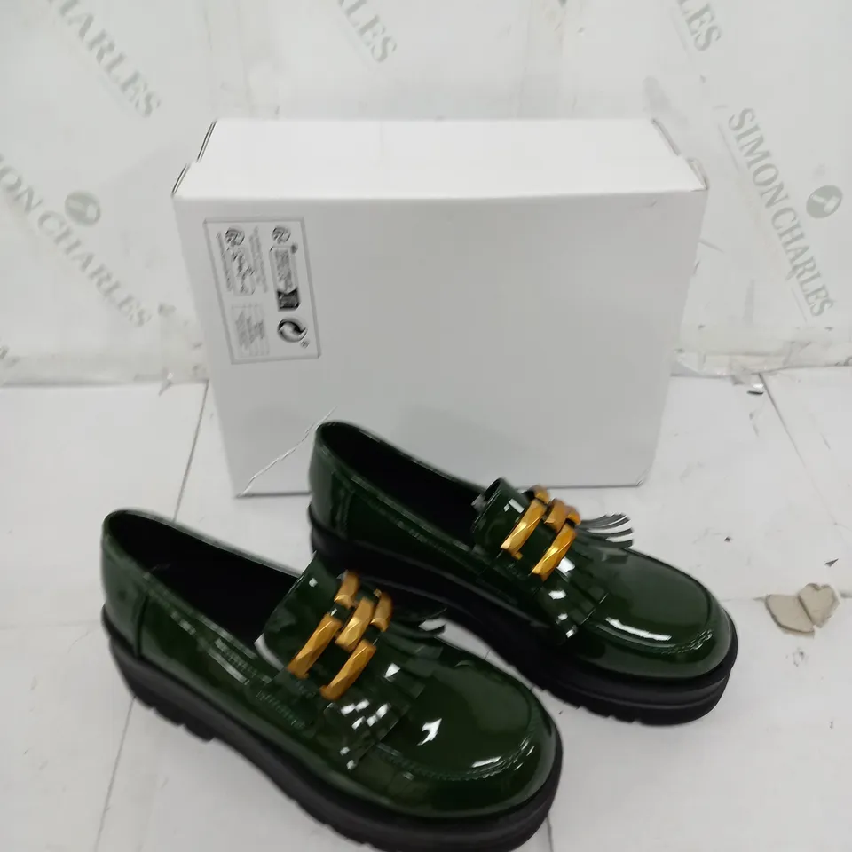 BOXED PAIR OF DESIGNER GREN OLIVE LOATHERS WITH TASSLE SIZE 40