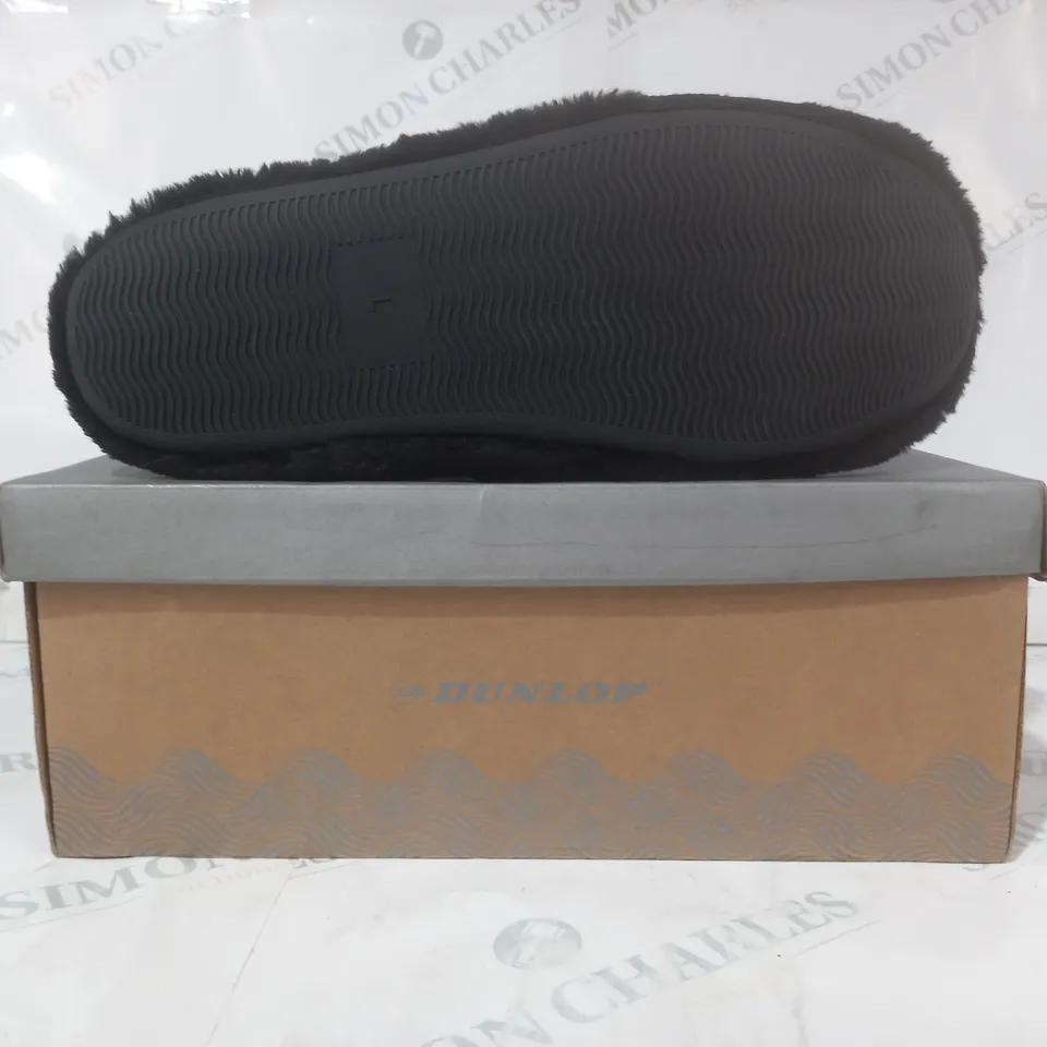 BOXED PAIR OF DUNLOP SLIPPERS IN BLACK UK SIZE 11/12