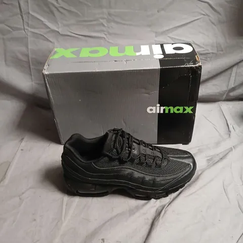 NIKE AIRMAX BLACK RUNNING TRAINERS- SIZE UK 7