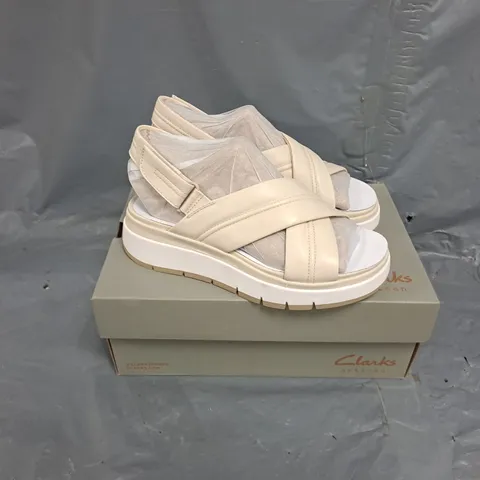 BOXED PAIR OF CLARKS ARTISAN TUSCAN SANDALS IN CREAM LEATHER - SIZE 4