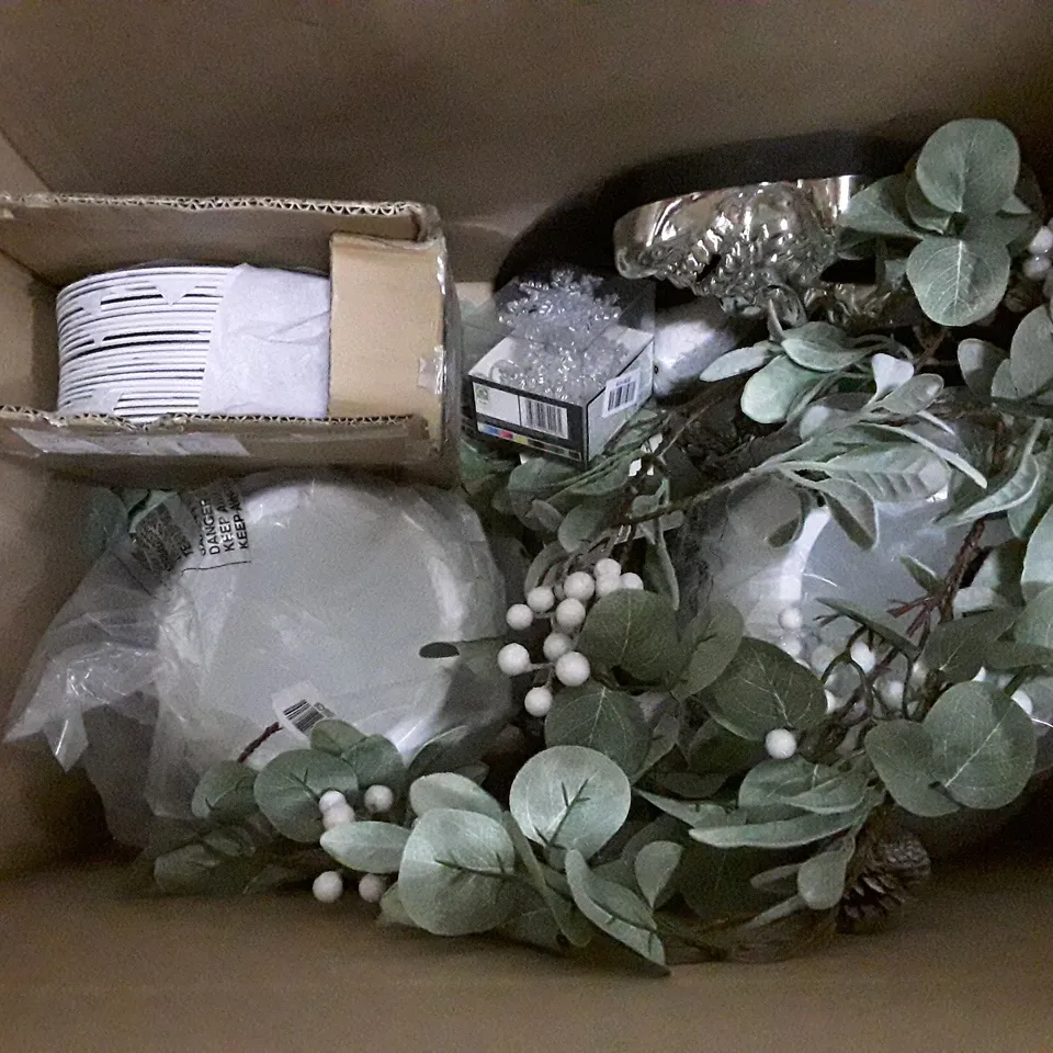 BOX CONTAINING APPROXIMATELY 10 ASSORTED BRAND NEW CHRISTMAS & HALLOWEEN DECORATIONS 