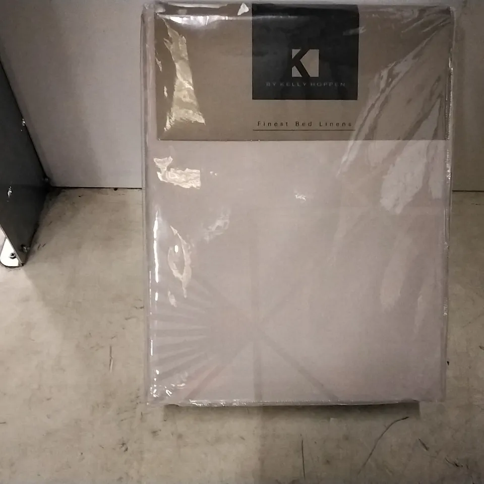 BOXED BRAND NEW KELLY HOPPEN SILVER/ GREY  SUPER KING SIZE DUVET SET 