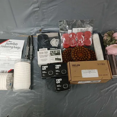 APPROXIMATELY 10 ASSORTED HOUSEHOLD ITEMS TO INCLUDE - AIR UP TWO GO POD CASE, CUPCAKE CASES, AND JUMBO ROASTING BAGS ETC. 