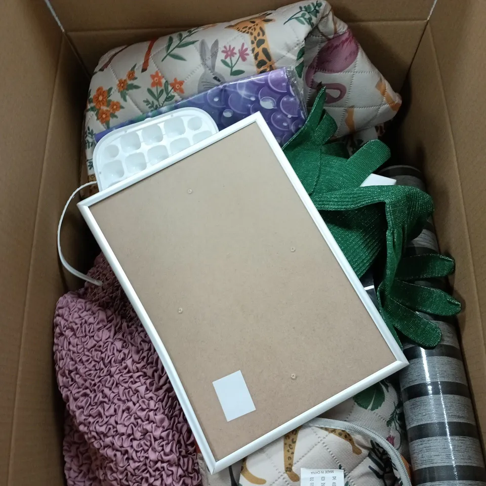 BOX OF APPROXIMATELY 20 ASSORTED HOUSEHOLD ITEMS TO INCLUDE WALLPAPER, FRAME, GUARD GLOVES, SINGLE FITTED SHEET ETC