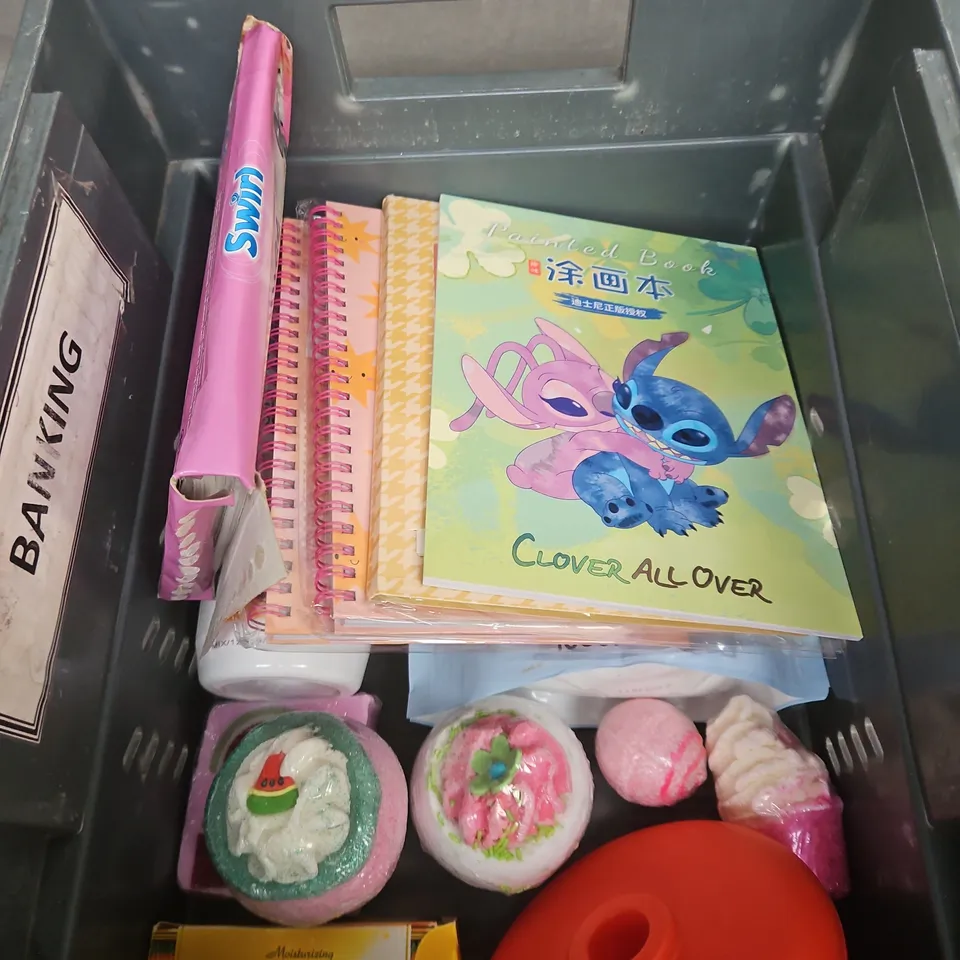 APPROXIMATELY 15 ASSORTED HOUSEHOLD ITEMS TO INCLUDE CAREX REFILL, MOULD REMOVER, CHRISTMAS CARDS ETC 