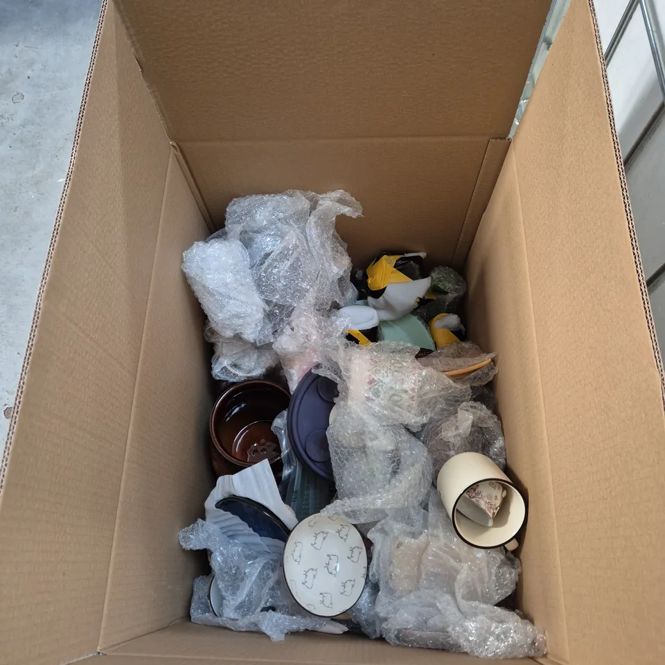 BOX OF APPROXIMATELY 40 ASSORTED  HOUSEHOLD ITEMS INCLUDING VASE, BEDDING AND SOAP POWDER JAR