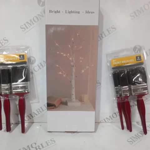 BOX OF APPROXIMATELY 15 ASSORTED HOUSEHOLD ITEMS TO INCLUDE PAINT BRUSHES, DECORATIVE LIGHT, ETC