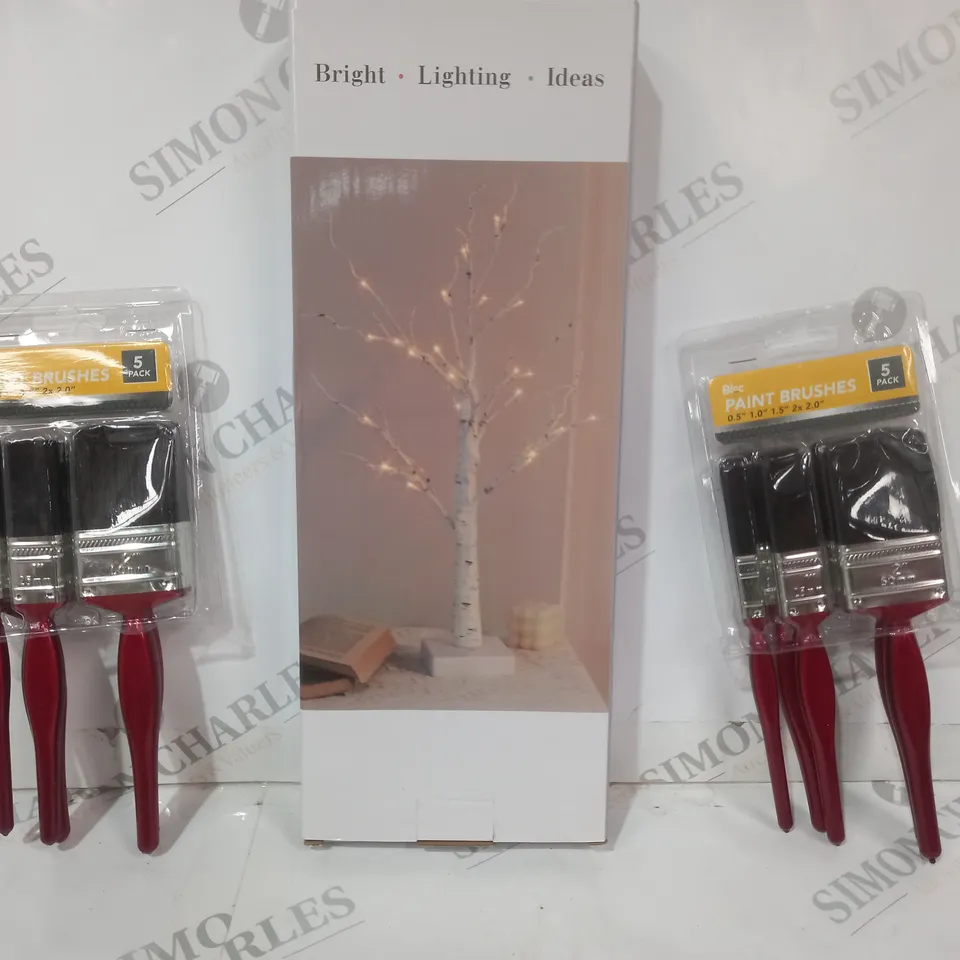 BOX OF APPROXIMATELY 15 ASSORTED HOUSEHOLD ITEMS TO INCLUDE PAINT BRUSHES, DECORATIVE LIGHT, ETC