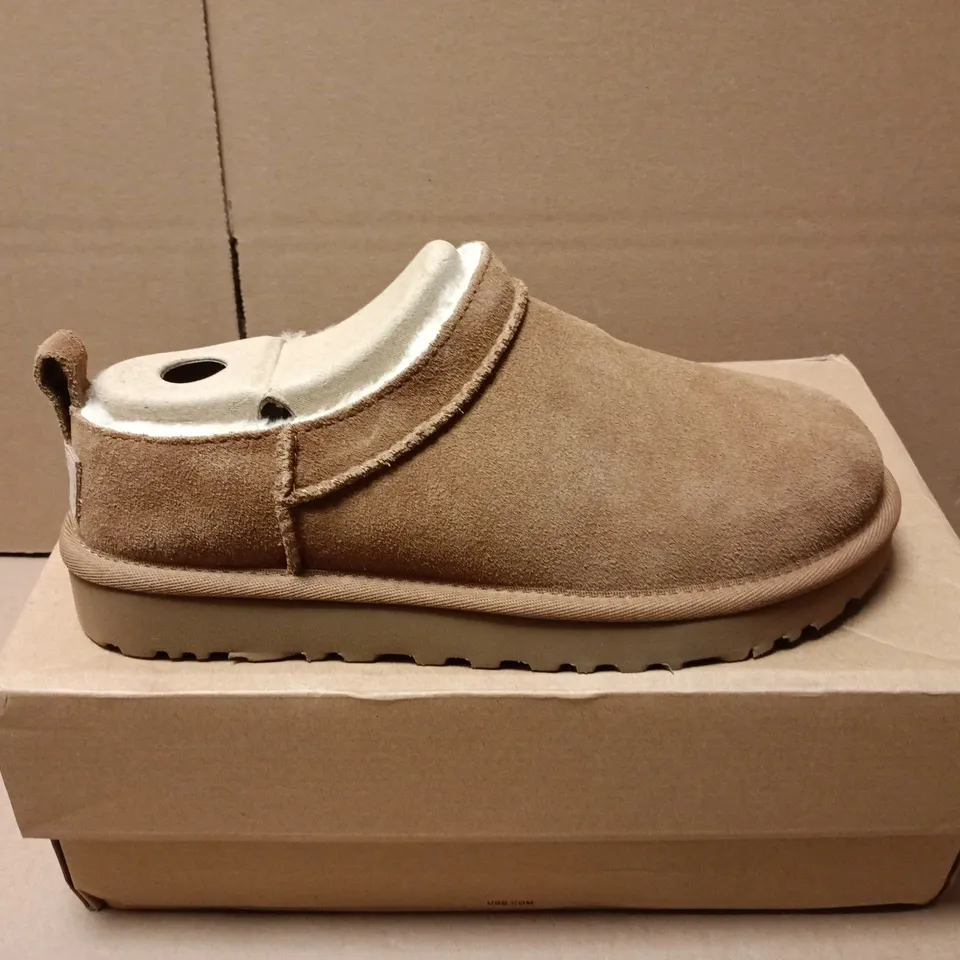 BOXED PAIR OF UGG WOMENS CLASSIC MICRO CLOGS IN BROWN - UK 4