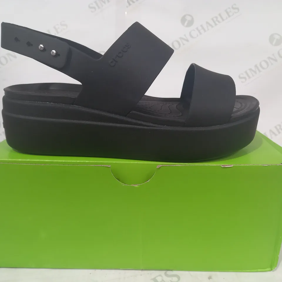 BOXED PAIR OF CROCS BROOKLYN LOW WEDGE OPEN TOE SANDALS IN BLACK UK SIZE 6