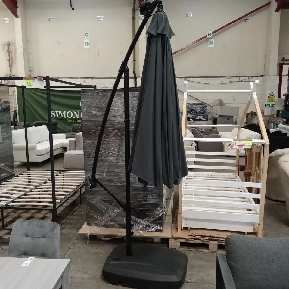 LARGE OUTDOOR PARASOL WITH BASE