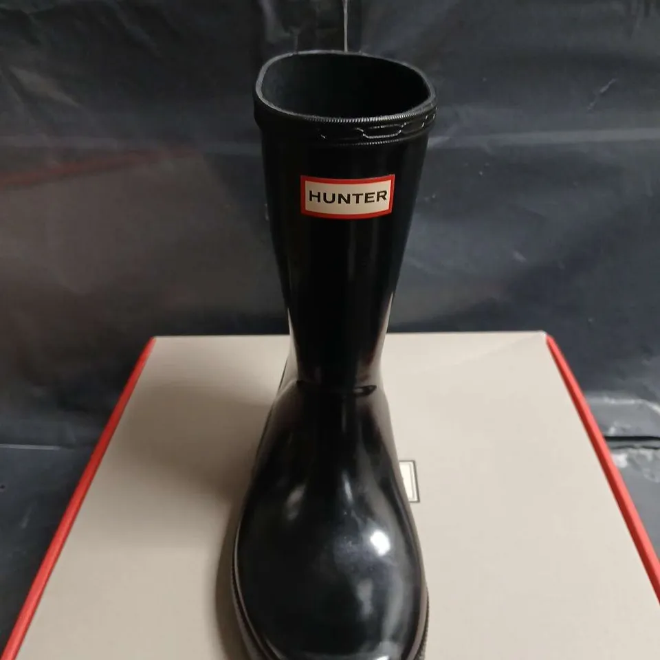 BOXED PAIR OF HUNTER ORIGINAL TALL BLACK RUBBER RAIN BOOTS - UK SIZE 11 - KIDS