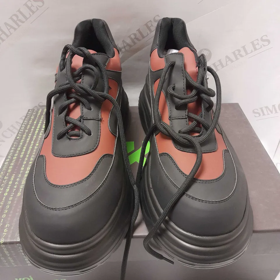 KOI GYOUBU MEN'S BLACK/RED DARK WIRE TRAINERS - SIZE 9