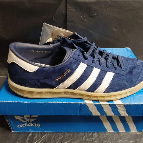 BOXED PAIR OF ADIDAS HAMBURG NAVY SUEDE SNEAKERS – UK9 (EU 42 2/3)