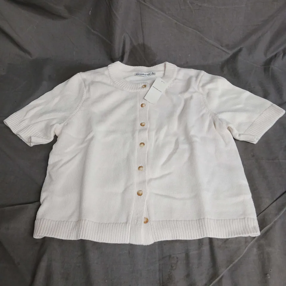 ABERCROMBIE & FITCH KNITTED SHORT SLEEVE TOP IN CREAM SIZE M