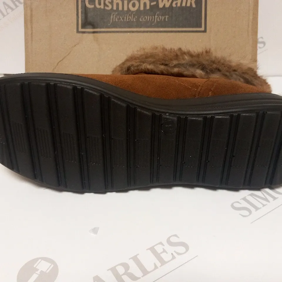 BOXEDCUSHION WALK FAUX FUR TRIM SUEDETTE BOOTS SIZE 8