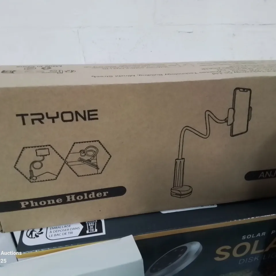 BOX CONTAINING LARGE AMOUNT OF BOXED ELECTRICAL ITEMS TO INCLUDE: VARIOUS LIGHT BULBS, PHONE STANDS, CHARGERS, PHONE CASES, SOLAR LIGHTS ETC.