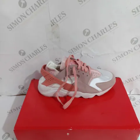 BOXED PAIR OF NIKE AIR HUARCHE MN UK 6.5 