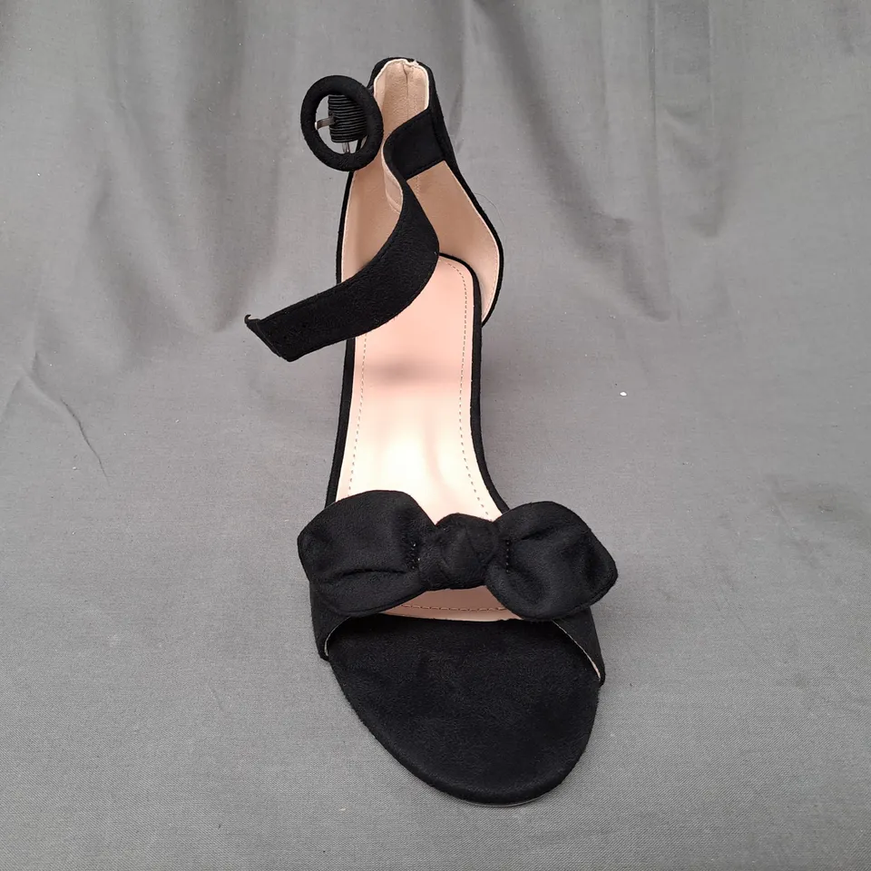 BOXED PAIR OF DESIGNER OPEN TOE BLOCK HEEL SANDALS IN BLACK EU SIZE 42