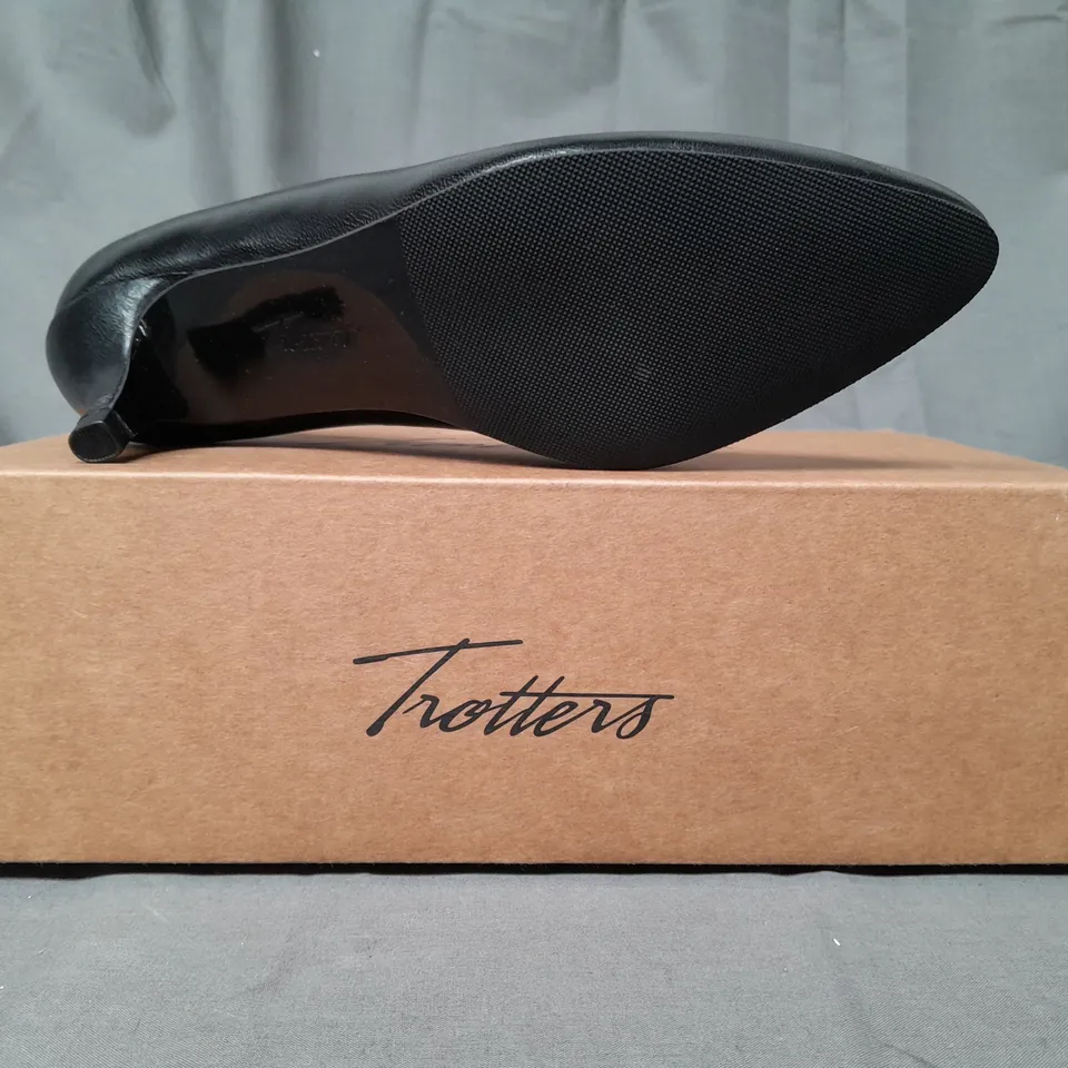 BOXED PAIR OF TROTTERS CLOSED TOE LOW HEEL SLIP-ON SHOES IN BLACK SIZE UNSPECIFIED