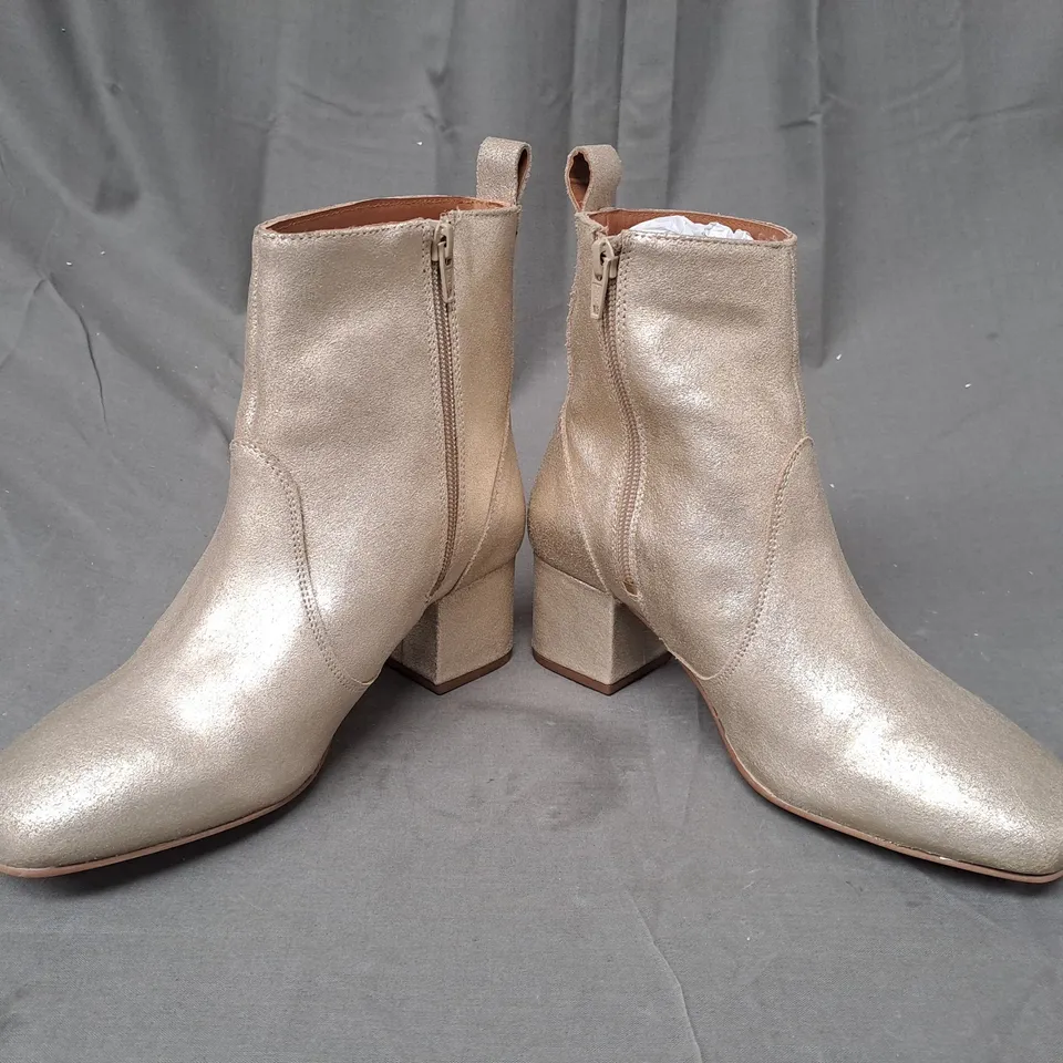 BOXED PAIR OF WHITE STUFF BLOCK HEEL BOOTS IN GOLD UK SIZE 5