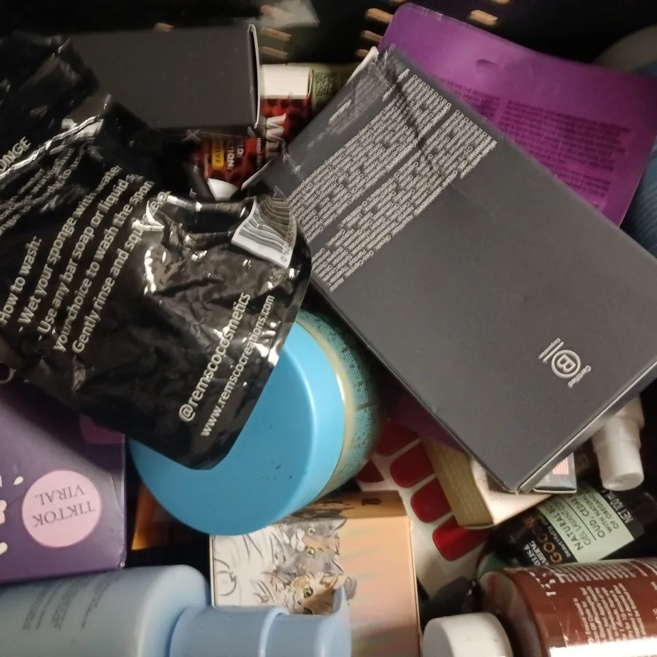 APPROXIMATELY 15 ASSORTED COSMETIC ITEMS TO INCLUDE NIVEA, PAULA'S CHOICE, ETC - COLLECTION ONLY