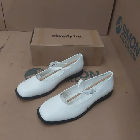 BOX CONTAINING APPROXIMATELY 9x BRAND NEW SIMPLY BE ECRU BROOKE WIDE SHOES - SIZE 8