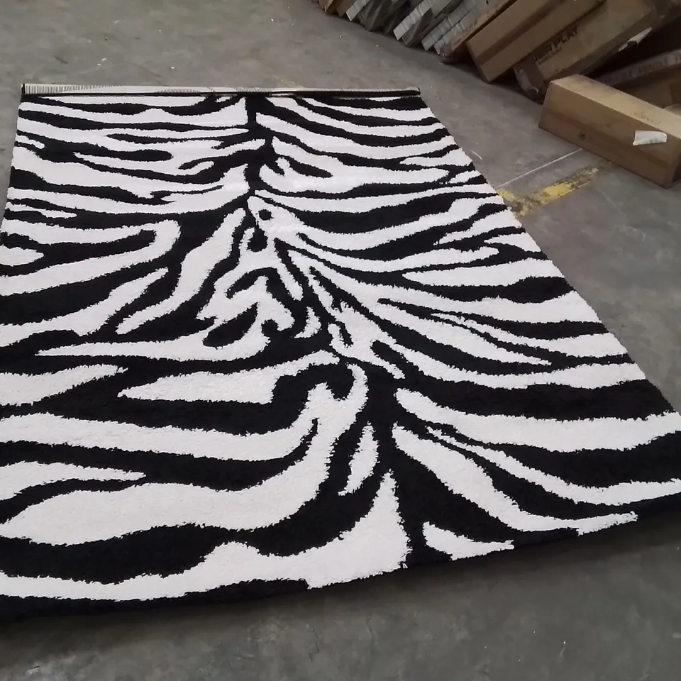 QUALITY DESIGNER AREA RUG - APPROXIMATELY 275X180CM