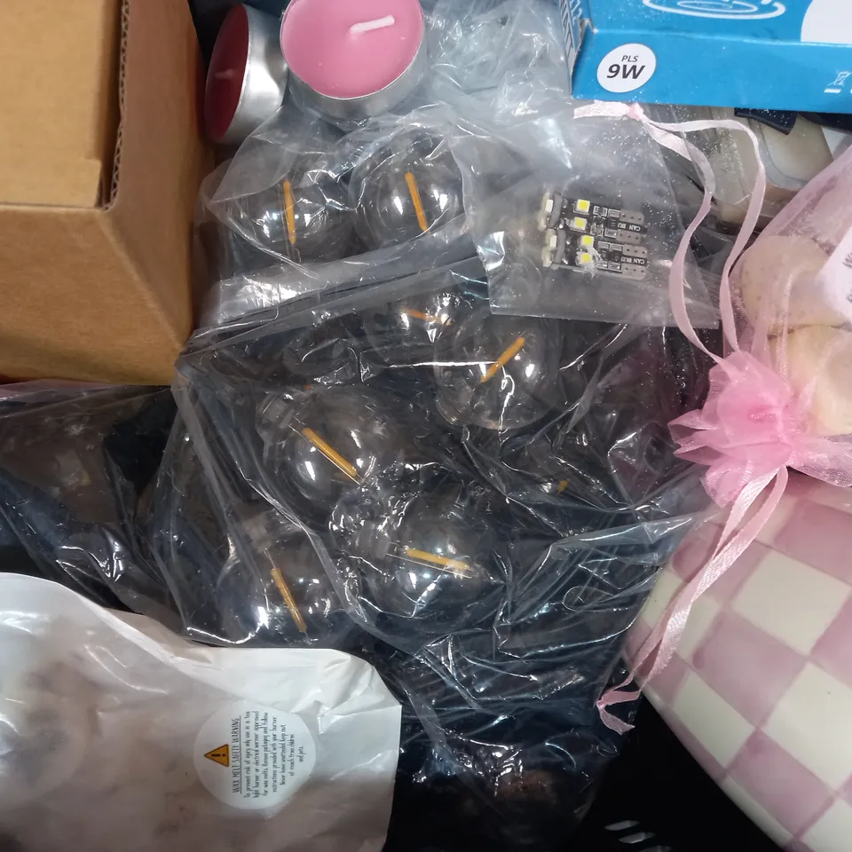 LOT OF APPROXIMATELY 10 ASSORTED HOUSEHOLD ITEMS TO INCLUDE HOME LED SES FRIDGE BULB, YANKEE CANDLE, ETC