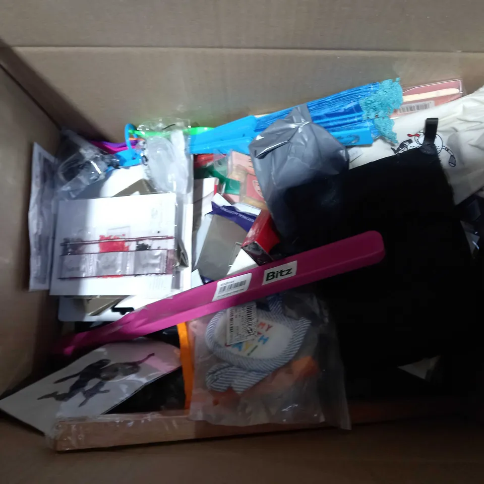 APPROXIMATELY 30 ASSORTED HOUSEHOLD ITEMS TO INCLUDE KITCHEN SCALES, DOOR WEDGE ALARM, CRIMPIT, ETC