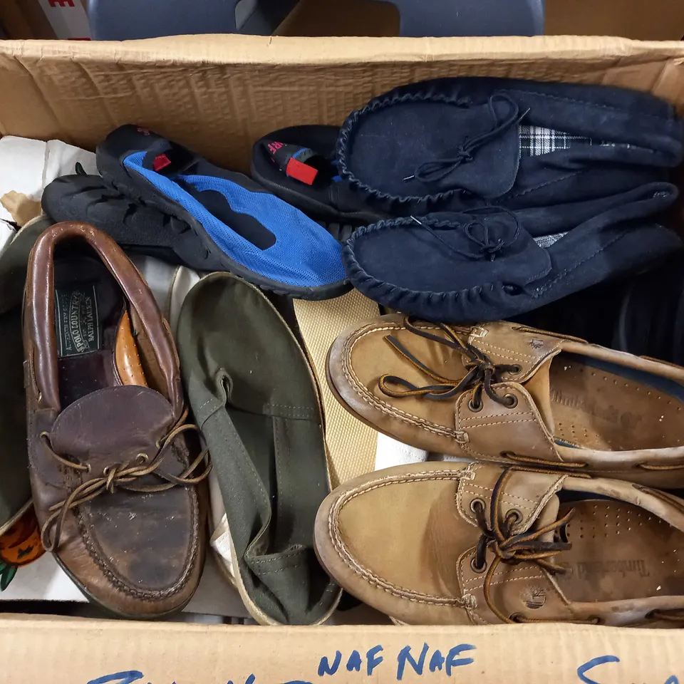 LARGE QUANTITY OF ASSORTED VINTAGE FOOTWEAR