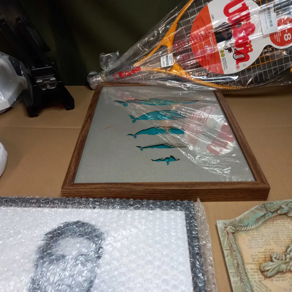 LARGE BOX OF APPROXIMATELY 15 ASSORTED HOUSEHOLD ITEMS TO INCLUDE: TENNIS RACKET, OVEN TRAY, WALL ART/FRAMED PICTURES