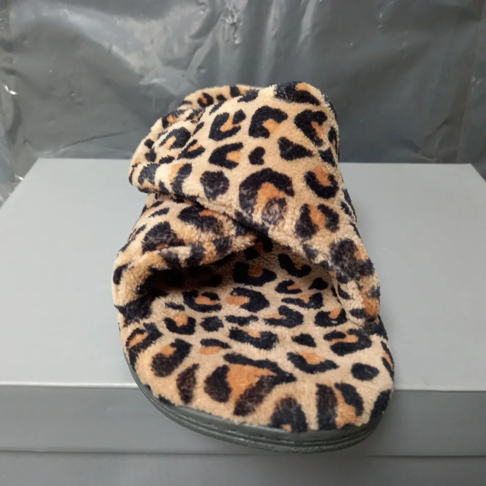 VIONIC INDULGE RELAX SLIPPERS IN LEOPARD PRINT - UK 6