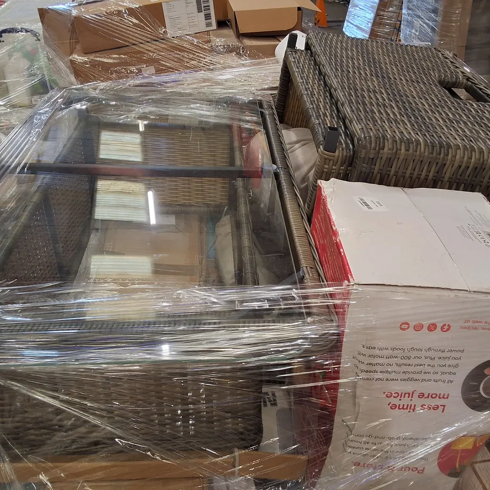 PALLET CONTAINING ASSORTED ELECTRICAL PRODUCTS INCLUDING DAEWOO 7L AIR FRYER, DRAPER PATIO WEED SWEEPER, 1.7L RAPID BOIL KETTLE & RATTAN GARDEN FURNITURE 