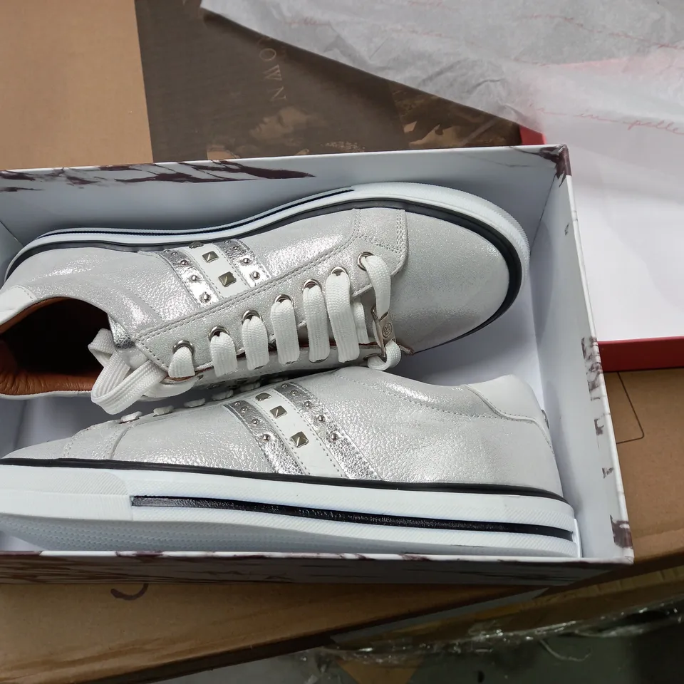 5 ASSORTED PAIRS OF SHOES