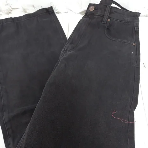 APPROXIMATELY 50 PAIRS OF LOOSE STRAIGHT JEANS IN GRAPHITE BLACK AND OFFSHORE RIP BLUE IN VARIOUS SIZES - COLLECTION ONLY