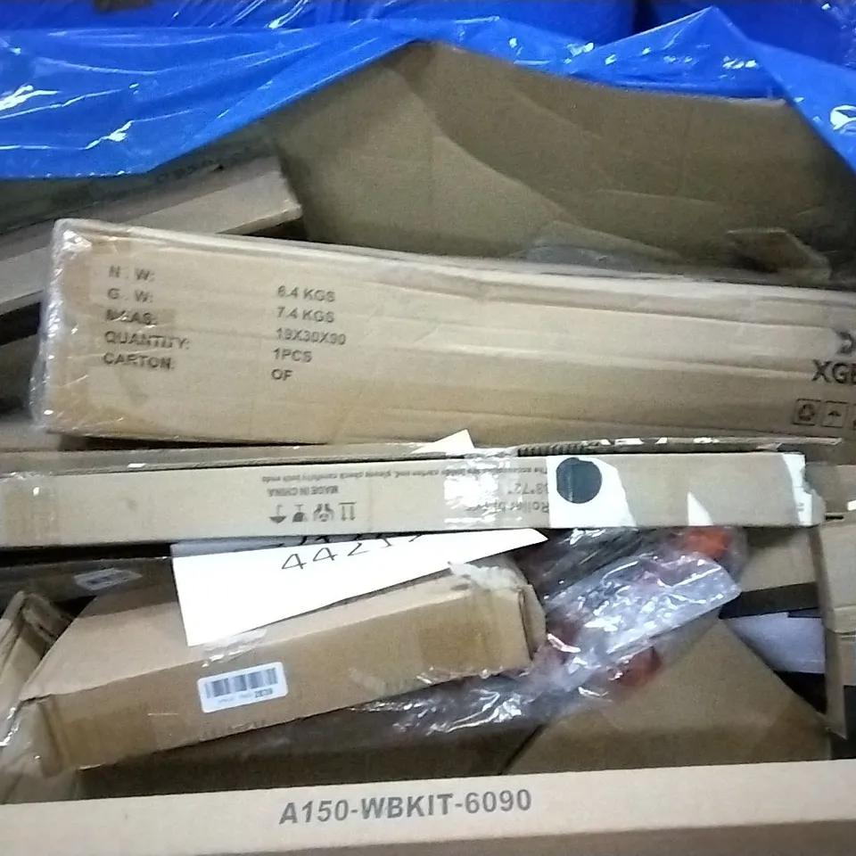 PALLET OF ASSORTED ITEMS INCLUDING A GARDEN CART , RAPID A3 , ROLLER BIND , GARDEN GRASS SPRINLER ATTACHMENT 
